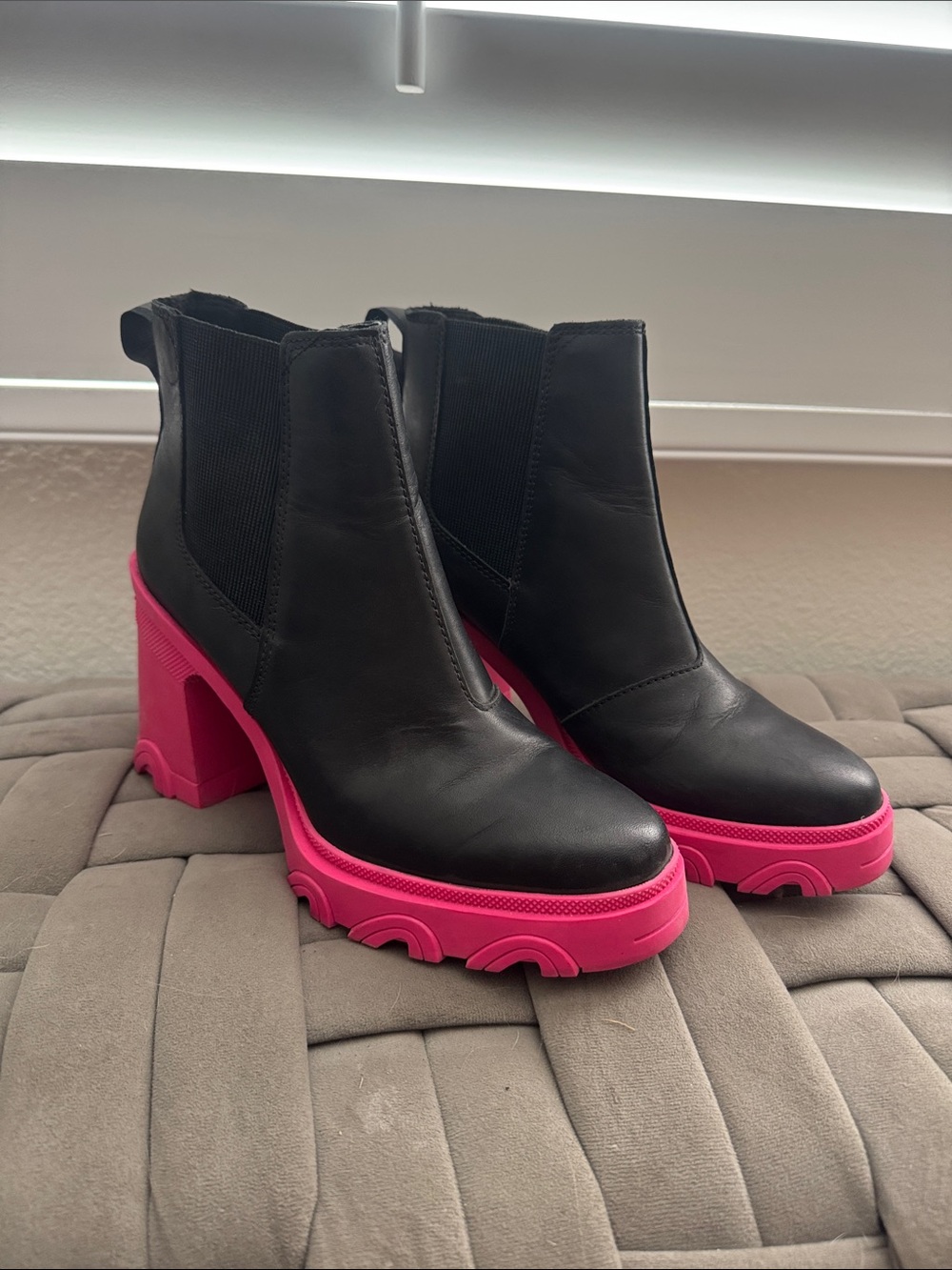 Sorel Booties Black & Pink women's 8.5